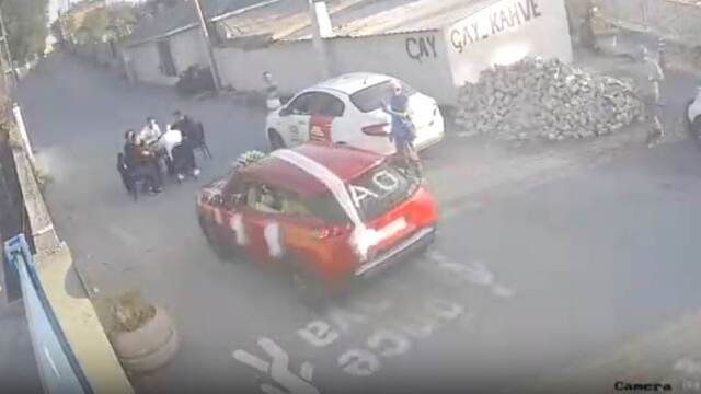 Okey masasıyla konvoyu kestiler!
