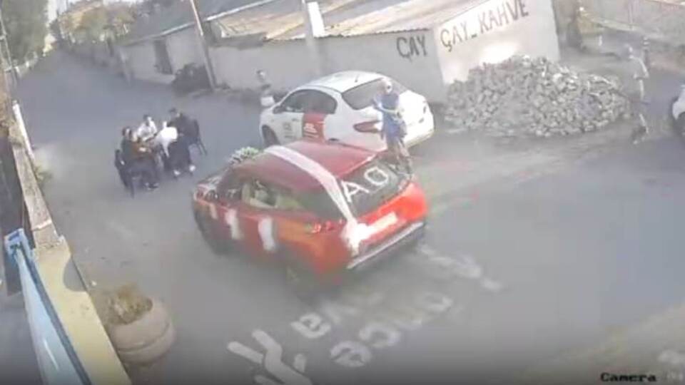 Okey masasıyla konvoyu kestiler!