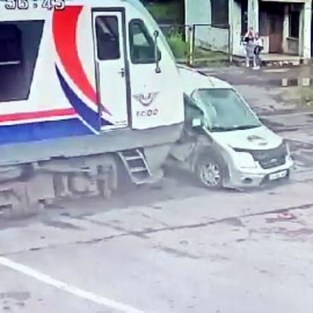  Bariyerler kapalıyken geçmek istedi iddiası!