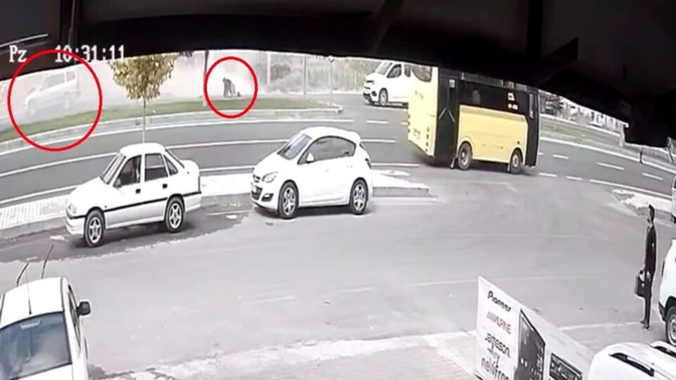 O anlar kamerada! Kaza yapan otomobilin camından fırladı!