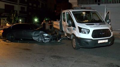Otomobil, zabıta aracına çarptı: 2 yaralı