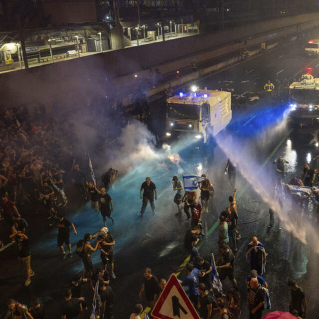  8 ayda milyonlarca kişi sokaklara indi!