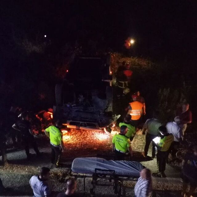 Akhisar'da işçi servisi devrildi: 11 yaralı
