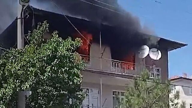 Babası para vermeyince evi yaktı