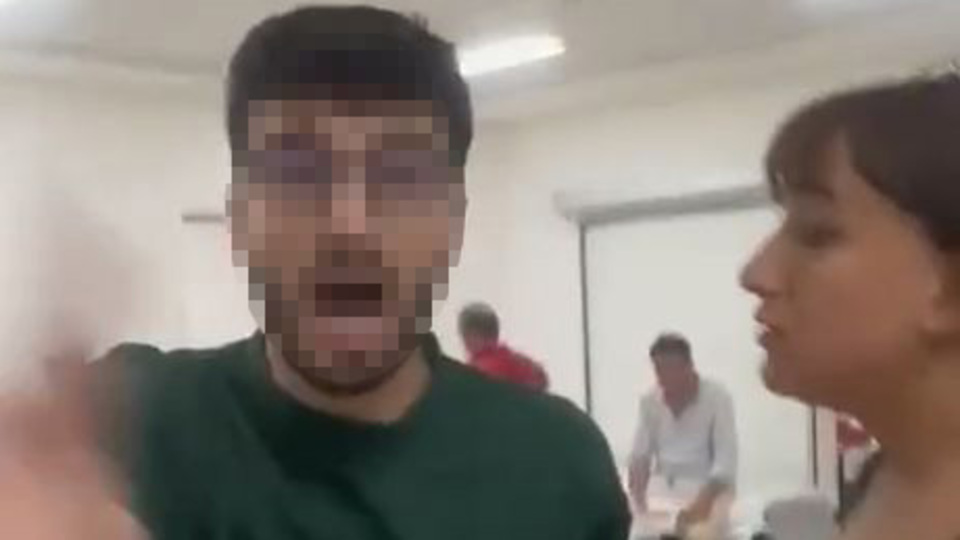 Doktor hasta yakını kadını darp etti iddiası!