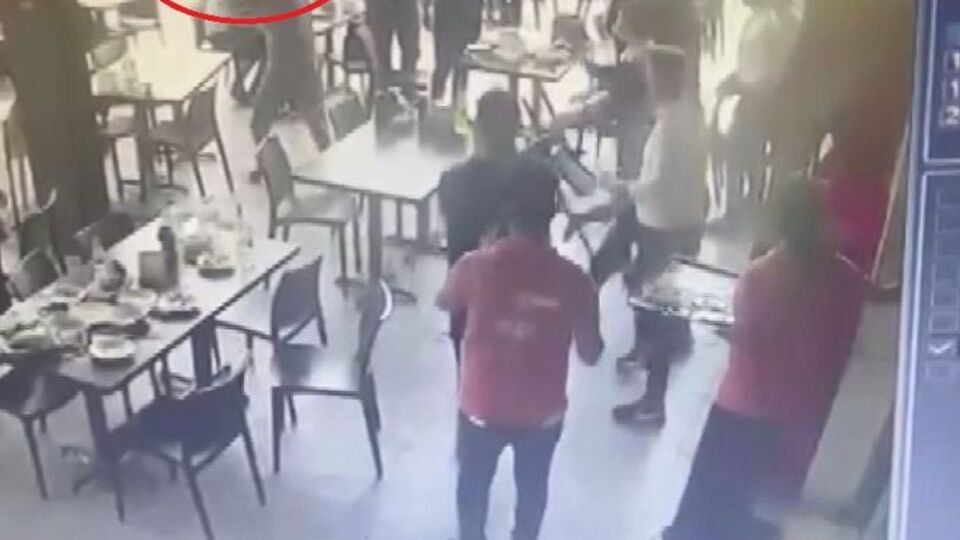 "Yemeği geç getirdin" diyerek garsonu dövdüler!