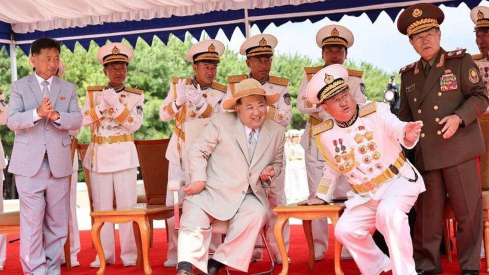 Kuzey Kore lideri Kim Jong-un törenle ülkesinin 'nükleer denizaltısını' tanıttı