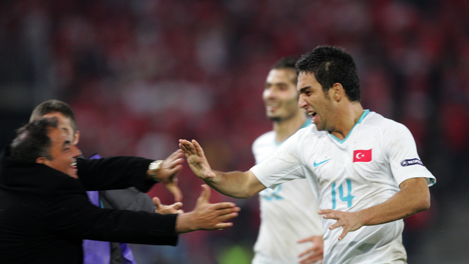 Efsaneler depremzedeler için sahada!