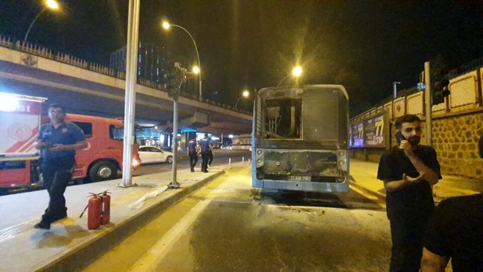 Seyir halindeki otobüs yandı