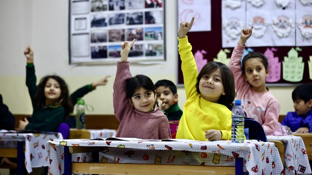 Okullar açılıyor! Covid kalabalık alanları seviyor