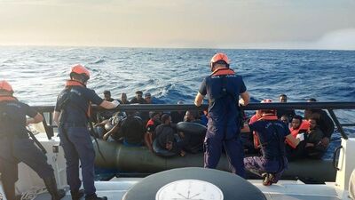 İzmir açıklarında 42 düzensiz göçmen kurtarıldı, 20'si yakalandı