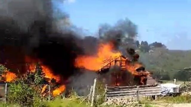 Sakarya'da 2 ev küle döndü