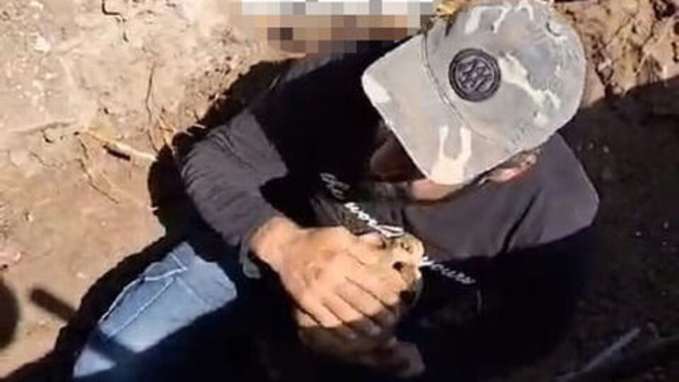 Mezarlıkta "Pes" dedirten görüntü! Kafatası ve kemiklerle dalga geçti!