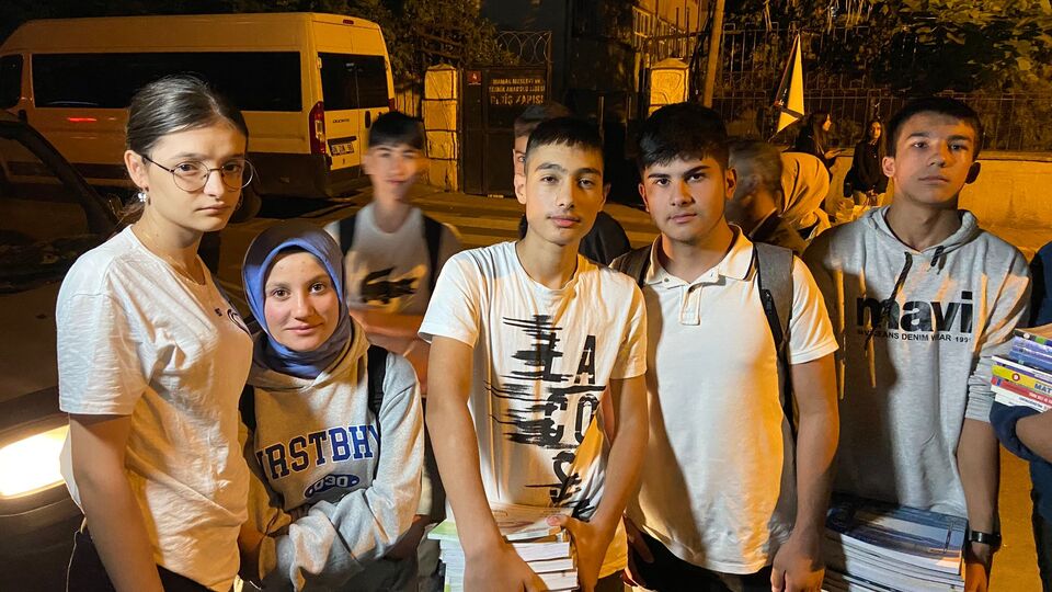 Veliler de öğrenciler de 21.45'te okul çıkışına tepkili