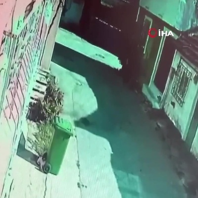 Örümcek adam gibi tırmandığı balkondan kıyafet çaldı