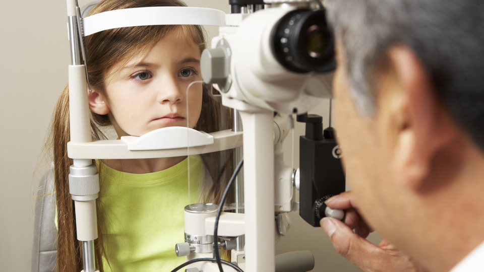Okul çağındaki çocuklara yılda bir kez göz muayenesi önerisi!