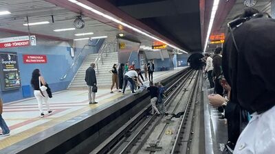 Metroda can pazarı! Bir anda raylara düştü