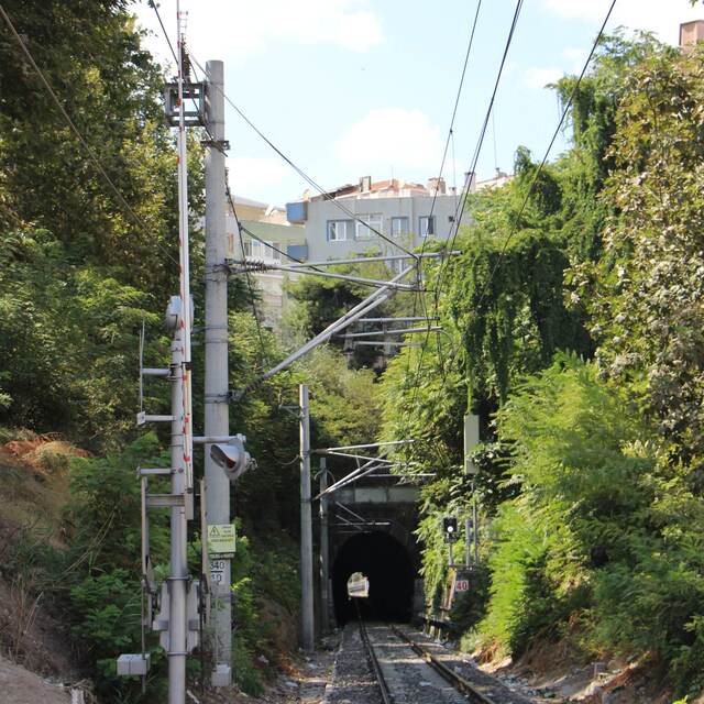 Altından tren tüneli geçen mahalle!