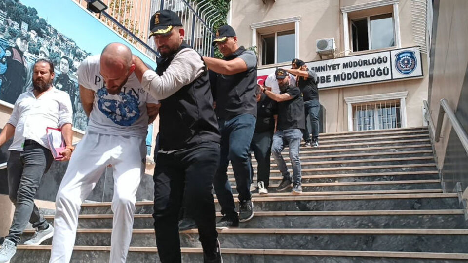 İstanbul'da kafeye motosikletli saldırı! 6 İsveçli gözaltında!