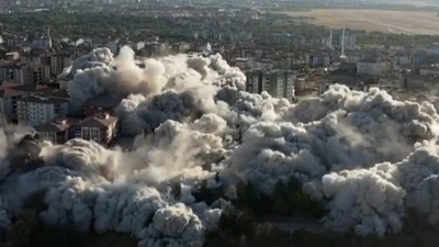 Malatya'da 9 bina aynı anda yıkıldı