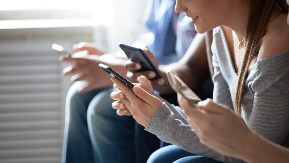 Uzun süre dijital ekrana bakmak göz bozuyor