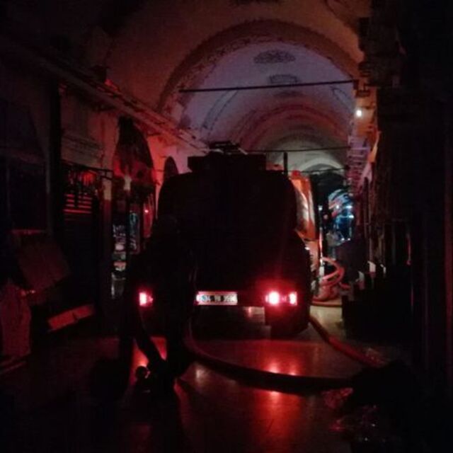 Kapalıçarşı'nın çatısında yangın çıktı