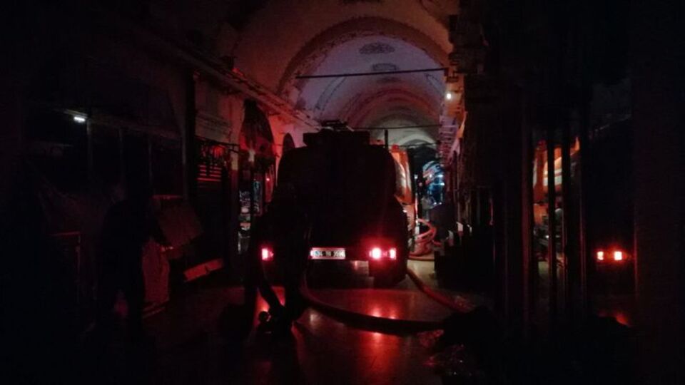 Kapalıçarşı'nın çatısında yangın çıktı