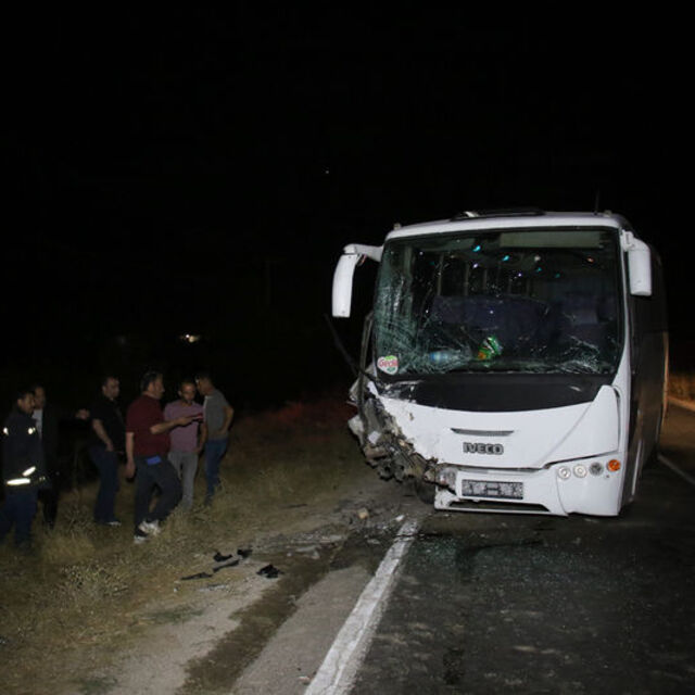 Midibüs ile otomobil çarpıştı: 13 yaralı