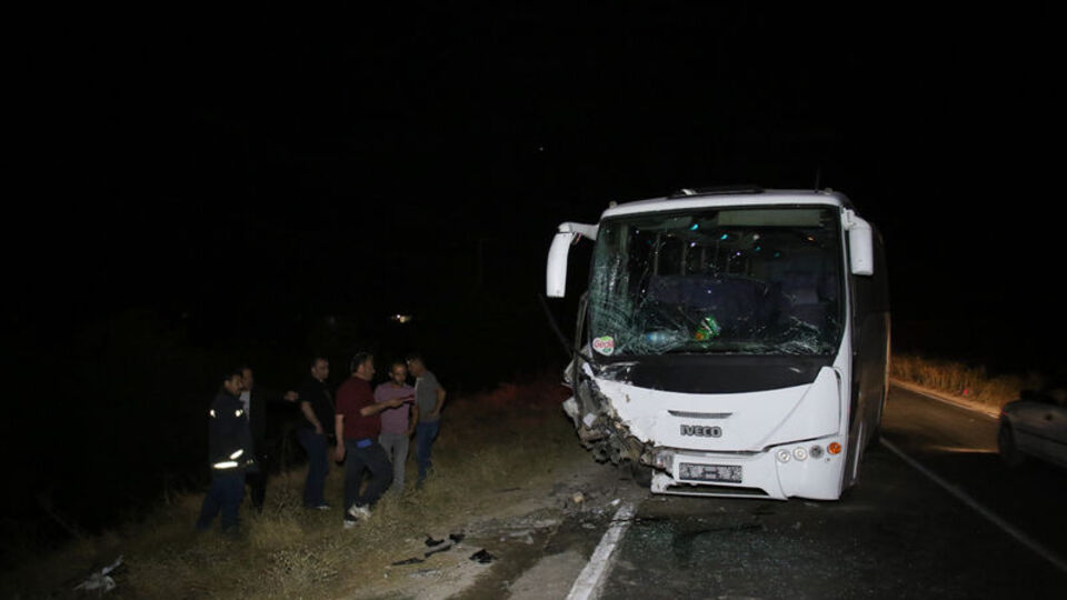 Midibüs ile otomobil çarpıştı: 13 yaralı