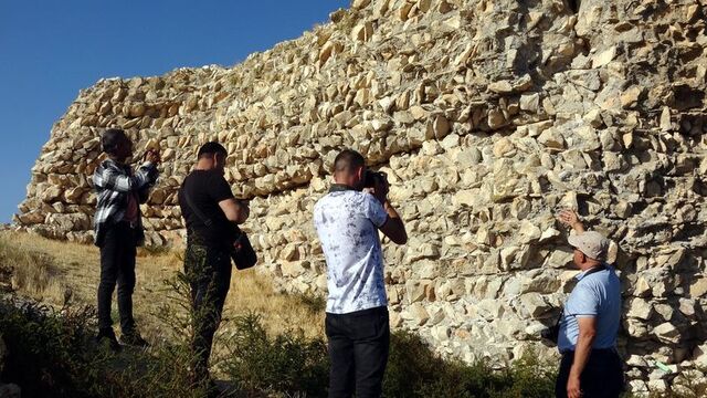 Van Gölü çekilince tarihi kale ortaya çıktı