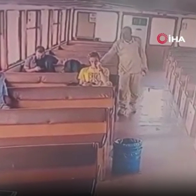 Vapurda akılalmaz olay! Yolcunun saçlarını ateşe verdi