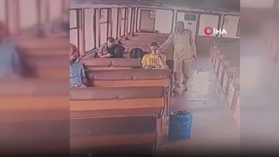 Vapurda akılalmaz olay! Yolcunun saçlarını ateşe verdi