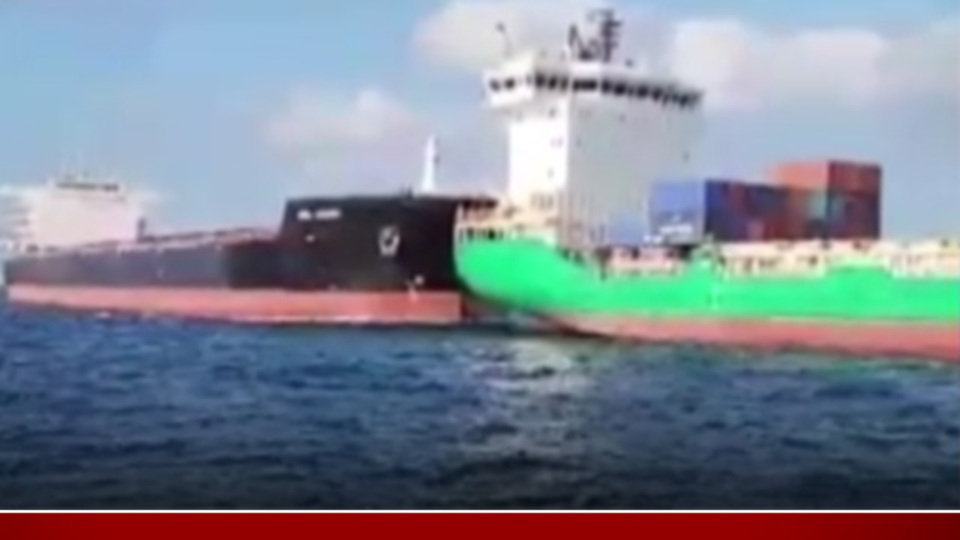 O anlar kamerada! Ahırkapı açıklarında iki gemi çarpıştı!