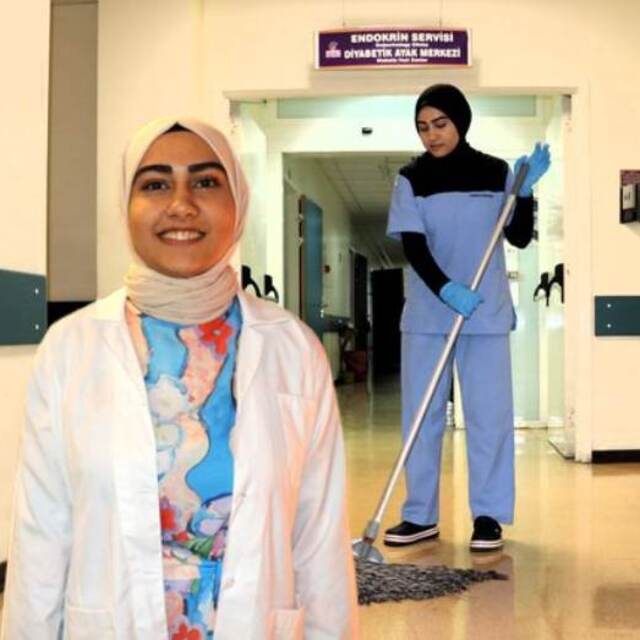 Hastanenin temizlik personeli, doktoru olacak