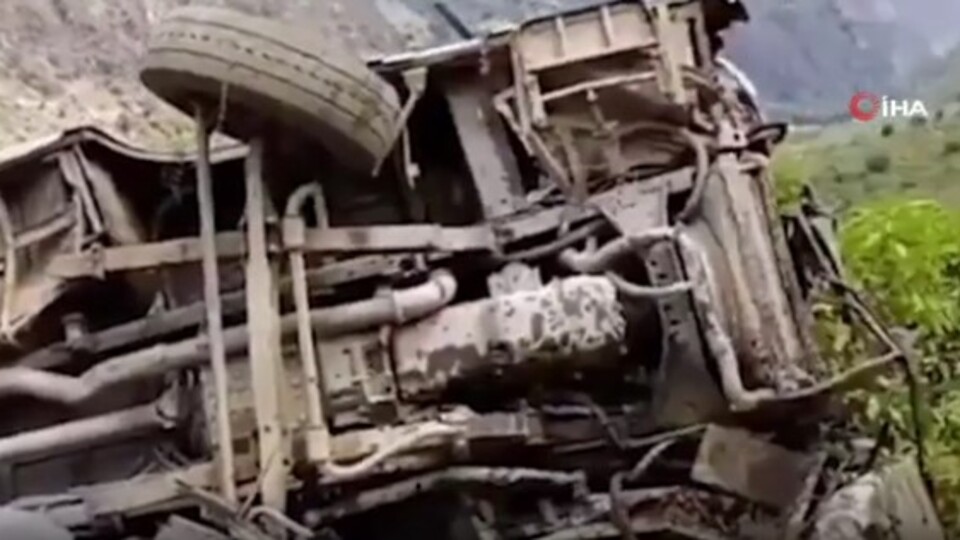 Peru'da otobüs uçuruma yuvarlandı