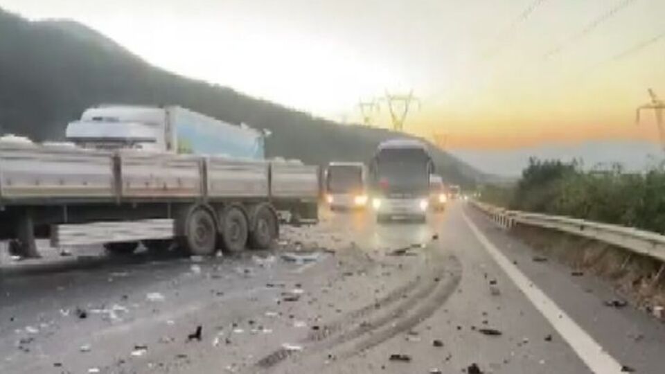 Can kayıpları ve yaralılar var! TIR emniyet şeridinde TIR'a çarptı!