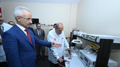 Bakan Uraloğlu, cep telefonu test merkezini inceledi