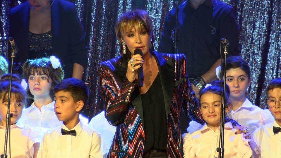 Lösemiyi yenen çocuklarla sahne aldı