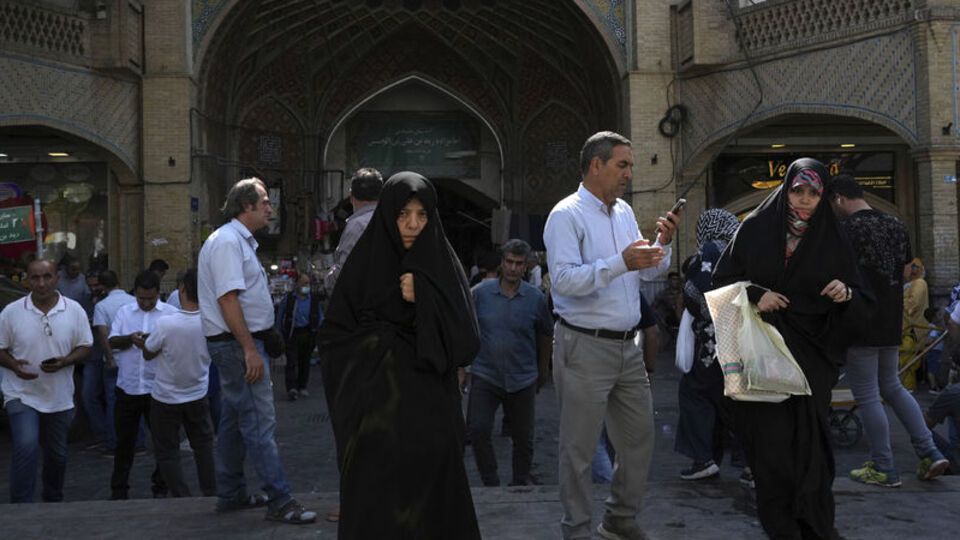 İran'da zorunlu başörtüsü yasasına onay