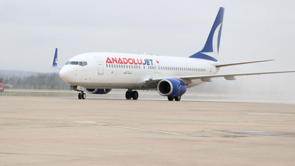 Uçak, taksi yolu dışına çıktı