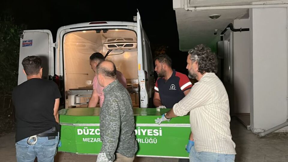 Birlikte yaşadığı kadının boğazını kesti