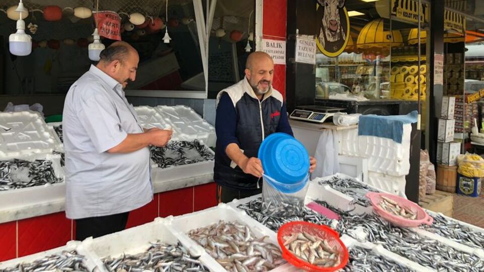 "Bugün tavuk, et yemek yok. Hamsi var. Millet yesun"