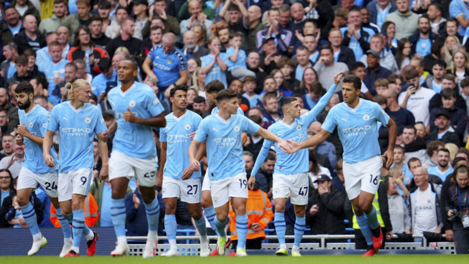 Manchester City, 10 kişiyle kazandı