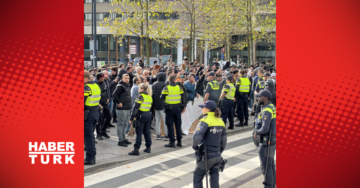 Hollanda’da ırkçı PEGIDA lideri, Türkiye’nin Lahey Büyükelçiliği önünde Kuran-ı Kerim yırttı