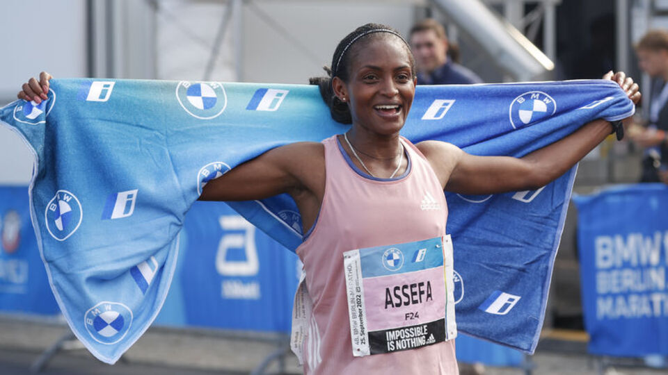 Kadınlar maratonda dünya rekoru kırıldı