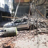 Hasarlı binanın çatısı çöktü