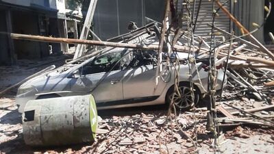 Hasarlı binanın çatısı çöktü