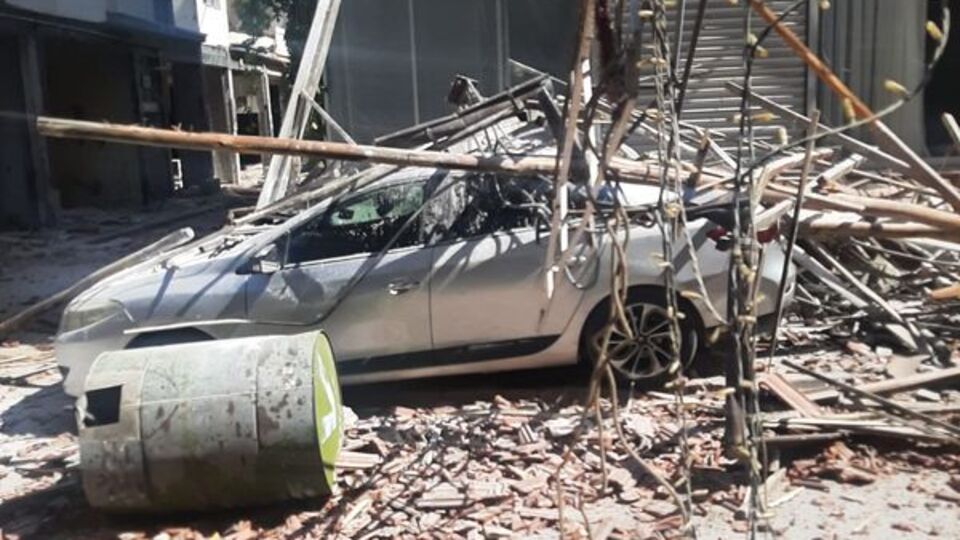 Hasarlı binanın çatısı çöktü