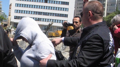 Annesinin sevgilisiyle beraber oldu, kocasını ona öldürttü!