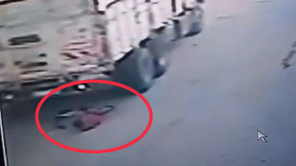 Bisikletini kurtarırken canından oluyordu